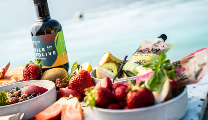Fruits, huile d'olive naturelle et purées énergétiques bio fruitées